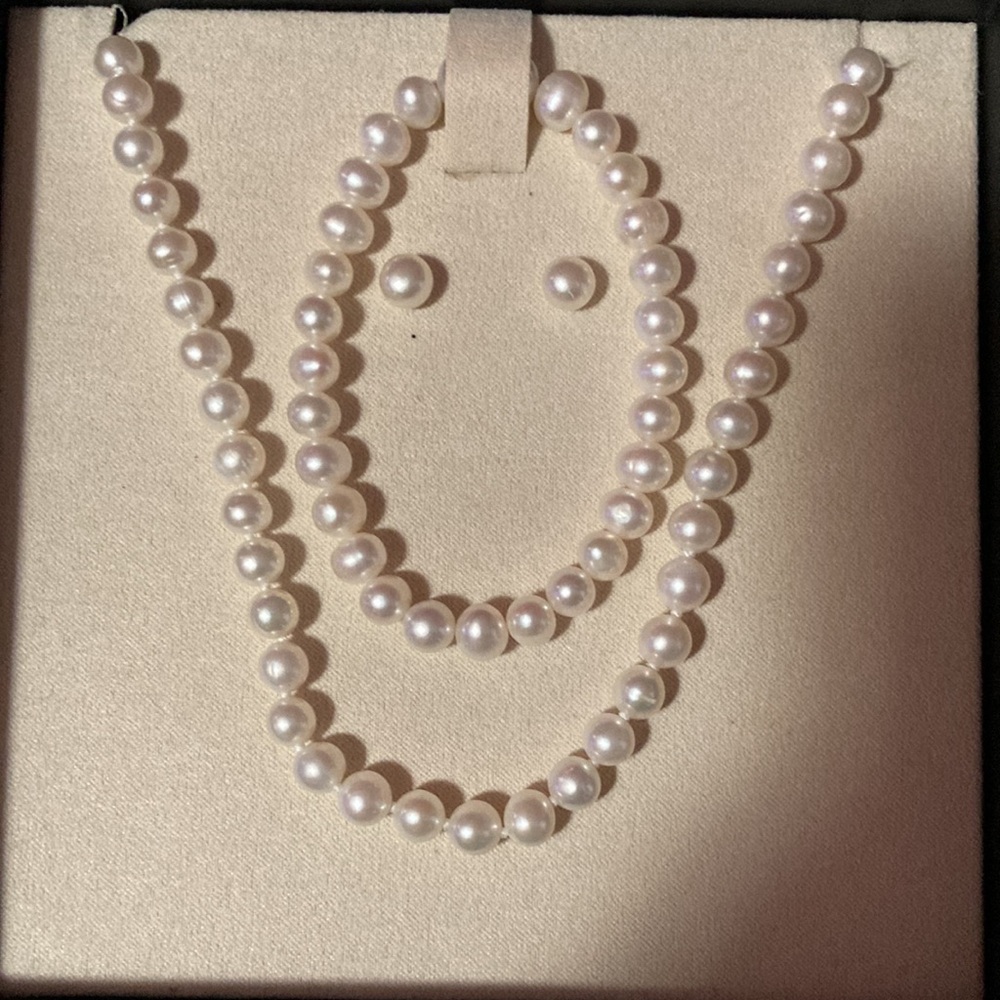 Kay Jewelers Cultured Pearl Set. Necklace, Bracelet and earrings. Brand new.